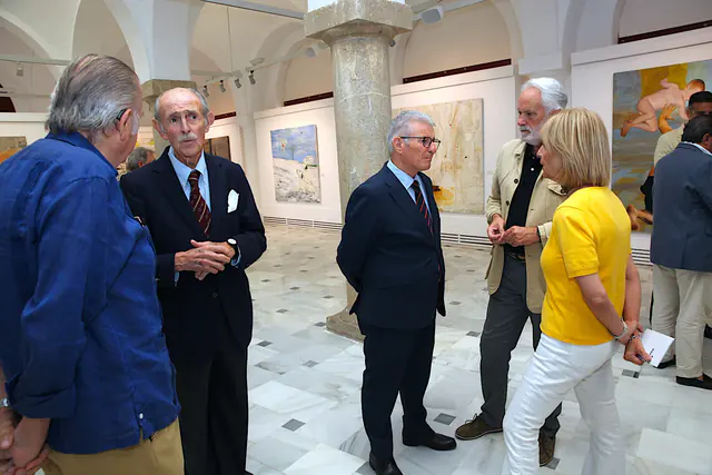 Asistentes conversan en la sala de exposiciones de la Pescadería Vieja.