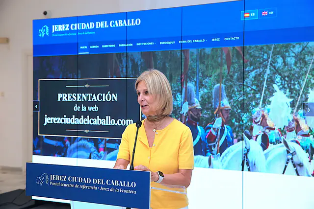 La alcaldesa, ante la portada de jerezciudadelcaballo.com proyectada en pantalla.
