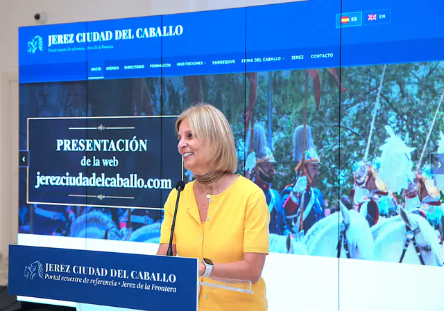 La alcaldesa presenta el nuevo portal ecuestre de la ciudad.