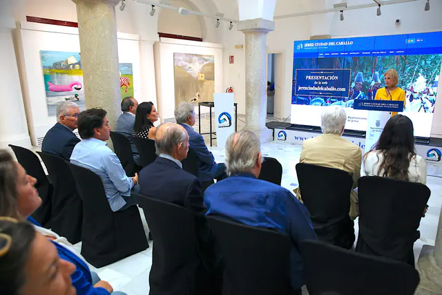 El público sigue la presentación en la Pescadería Vieja.