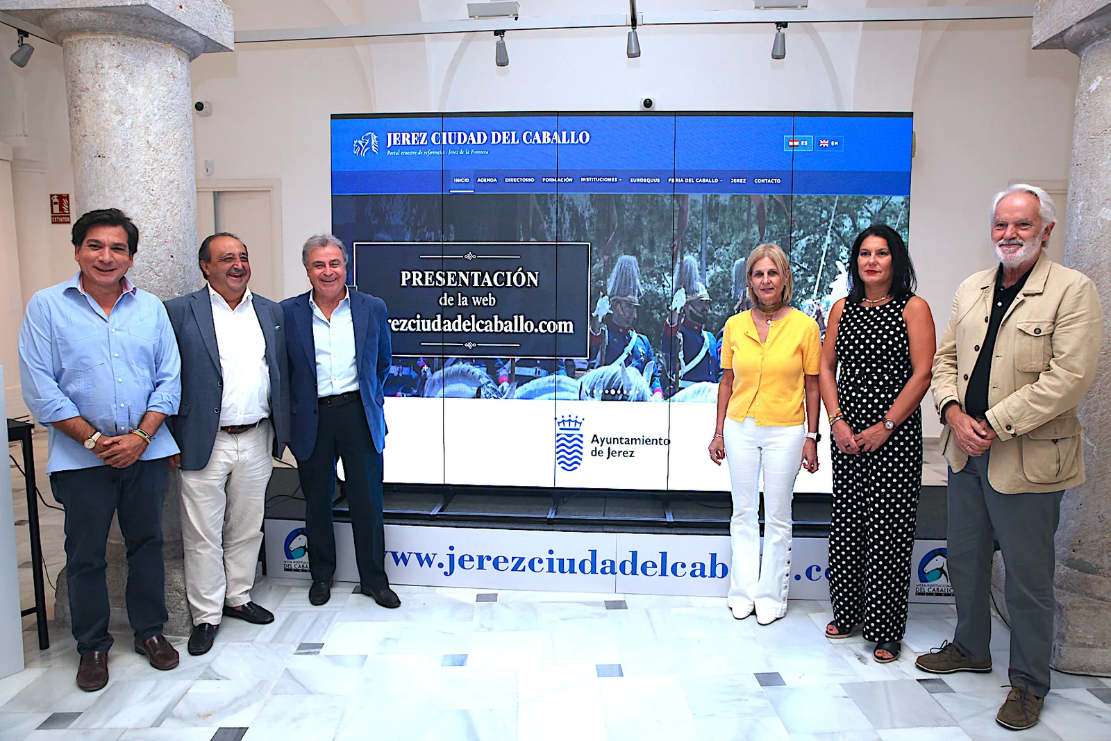 Foto de familia de la presentación de Jerez Ciudad del Caballo en la Pescadería Vieja de Jerez